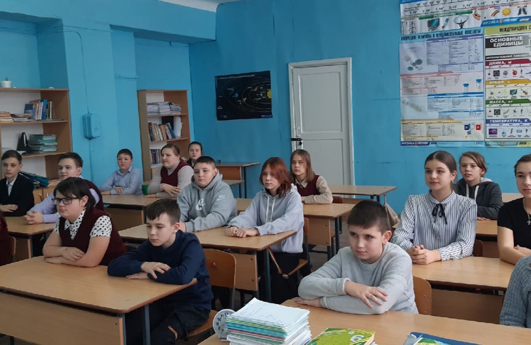 Дети на уроке, посвященном войне в Украине