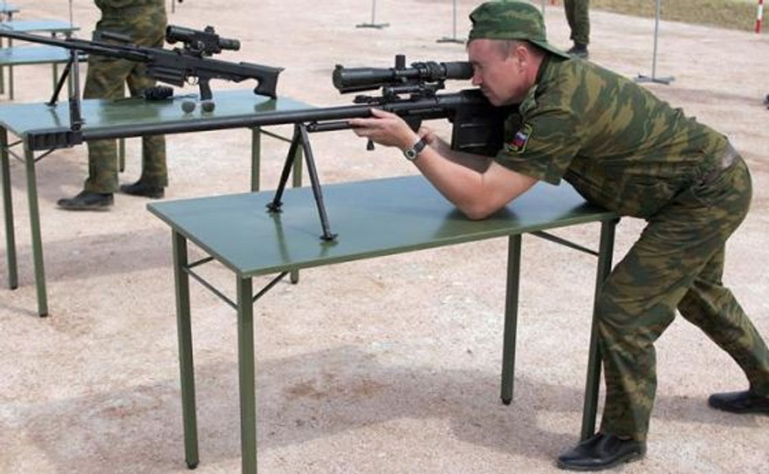 Военнослужащий МО РФ с АСВК. Примечательны габариты винтовки и толщина ствола