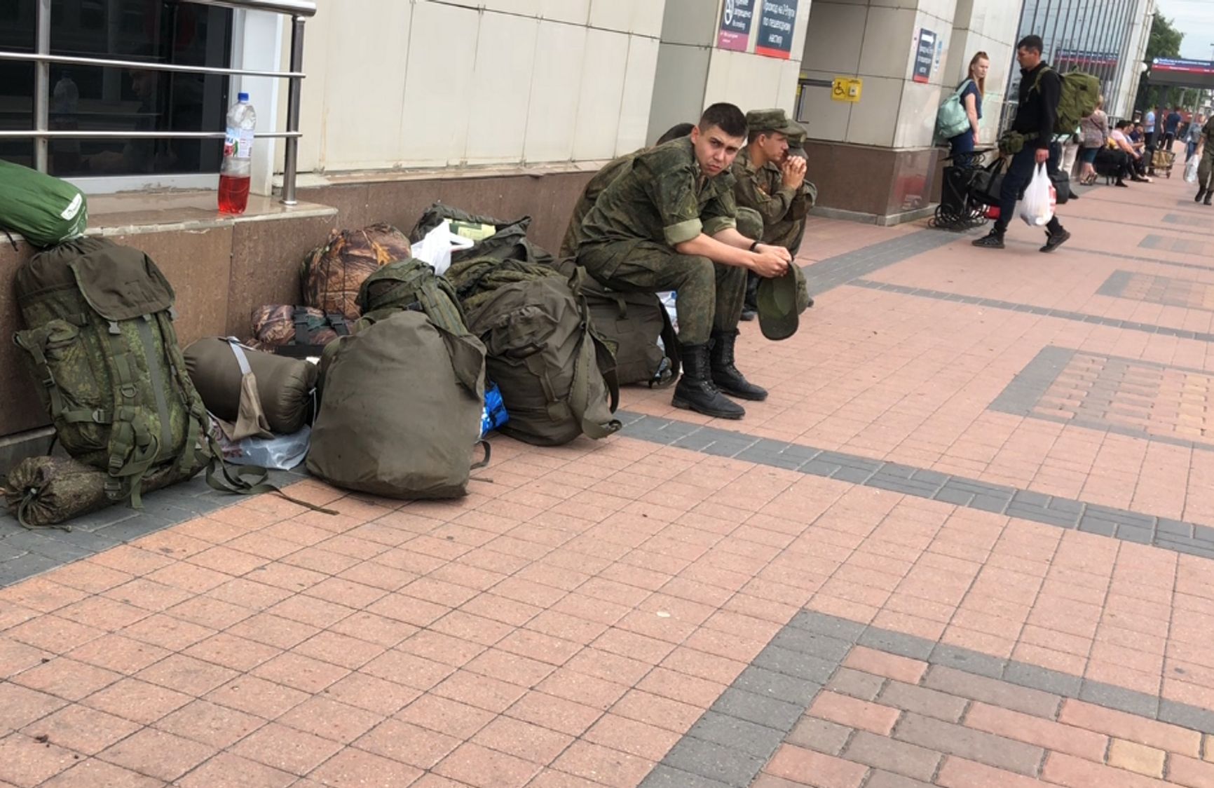 Военные на вокзале Белгорода
