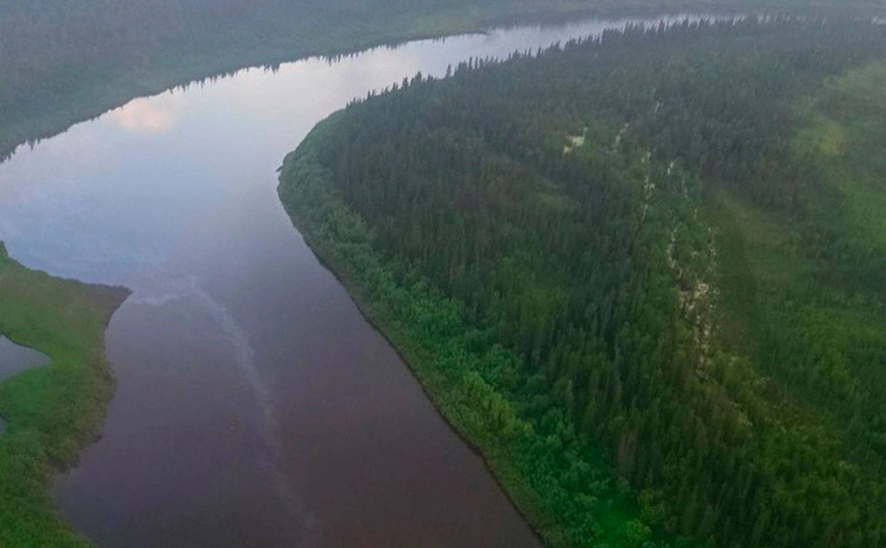 Oil spill on the Kolva River in Komi